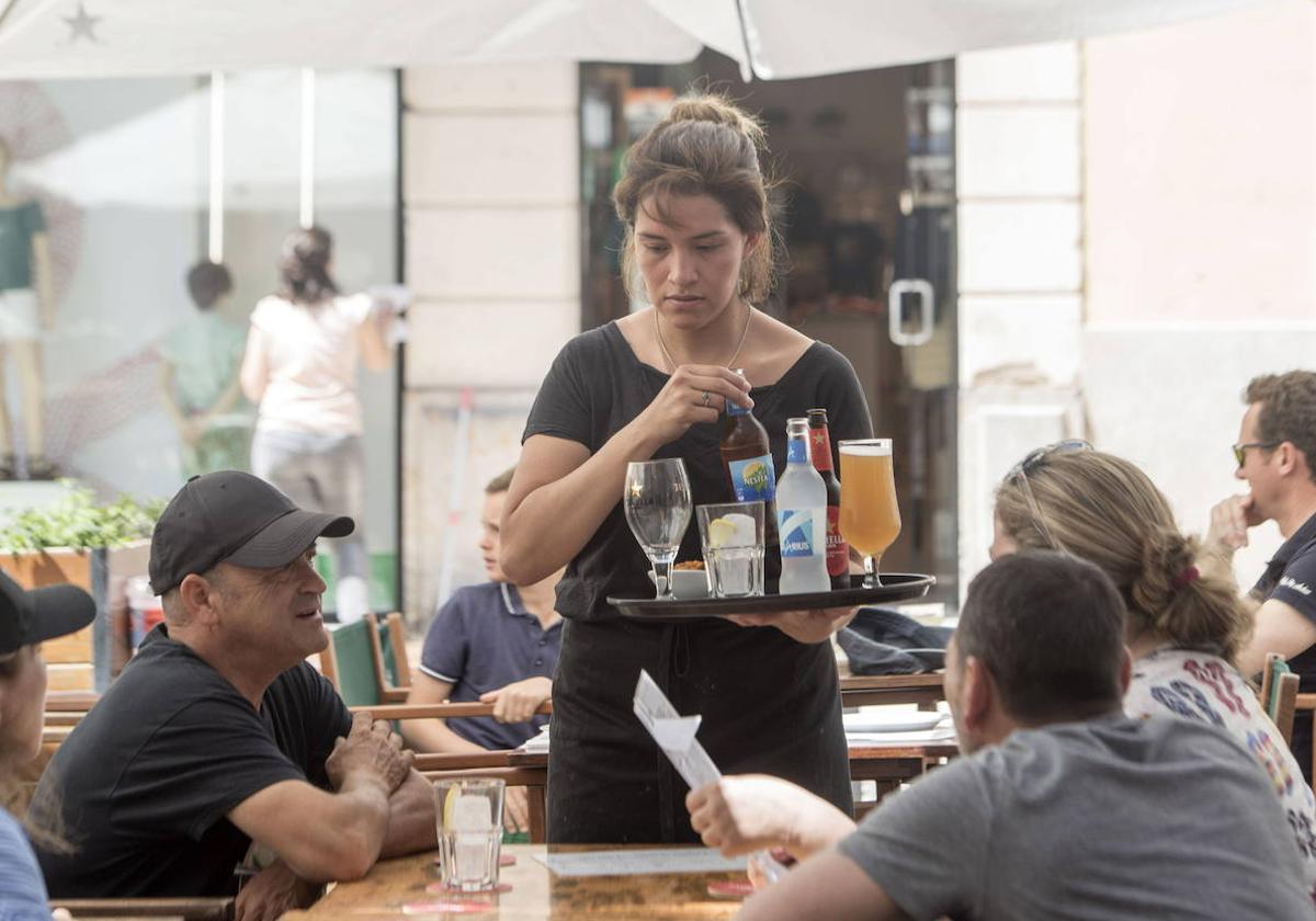 Una camarera trabaja en un bar.