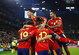 Piña de jugadores de la selección española.
