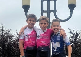 Enzo García y David Sánchez, del Caja Rural-Siega Verde, en el podium de Benavente.