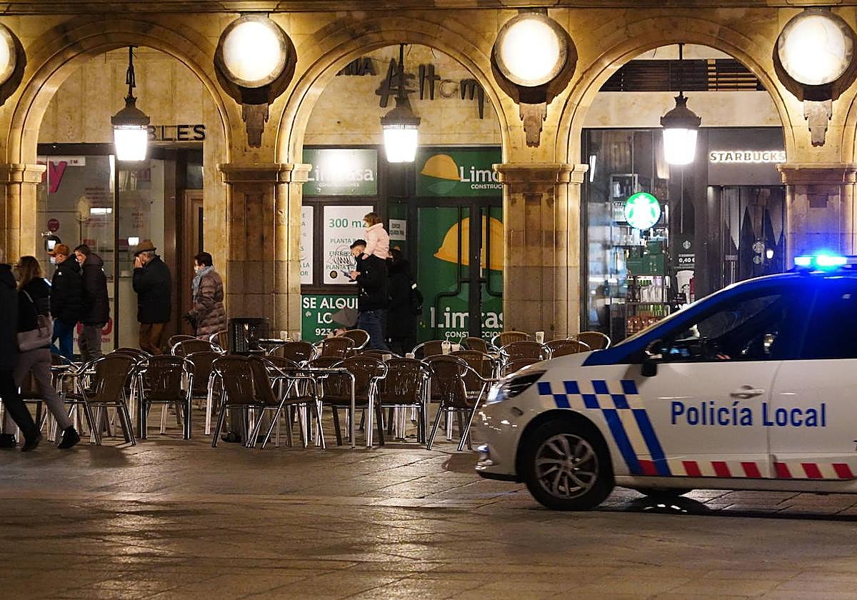 Patrulla de la Policía Local en la Plaza Mayor de Salamanca.