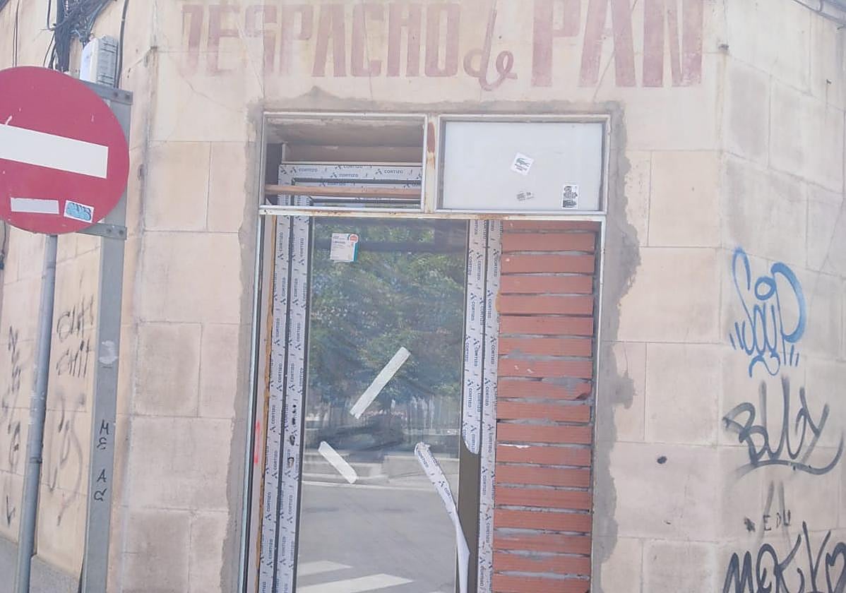 Antiguo local comercial convertido en viviendas.