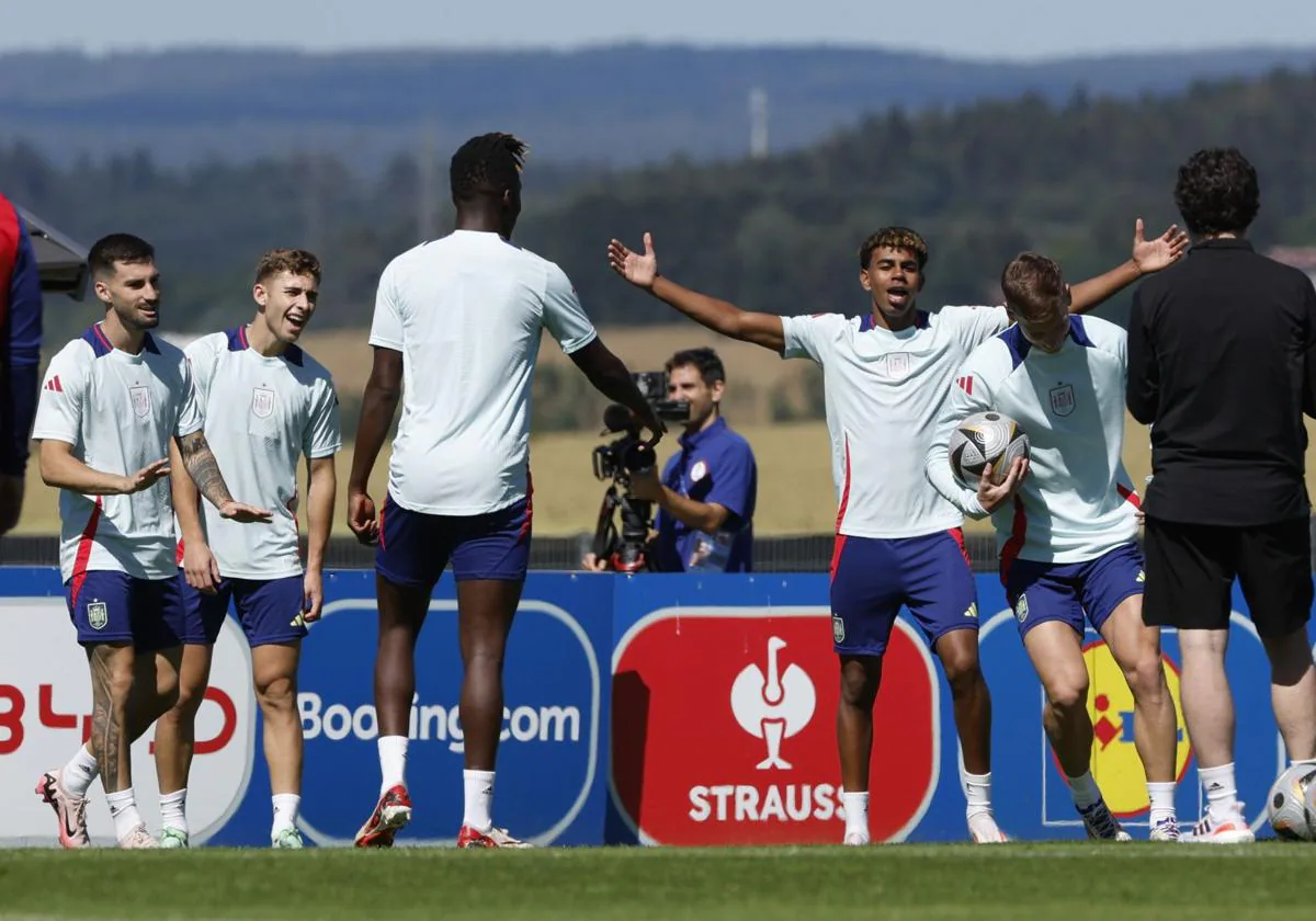 Los jugadores de la selección española de fútbol durante el entrenamiento del combinado este lunes en Donaueschingen (Alemania), en la víspera de su partido de semifinales de UEFA Eurocopa 2024 contra Francia