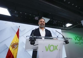 El líder de Vox, Santiago Abascal, da una rueda de prensa tras la reunión del Comité de Acción Política del partido, este lunes, en la sede de la formación política en Madrid