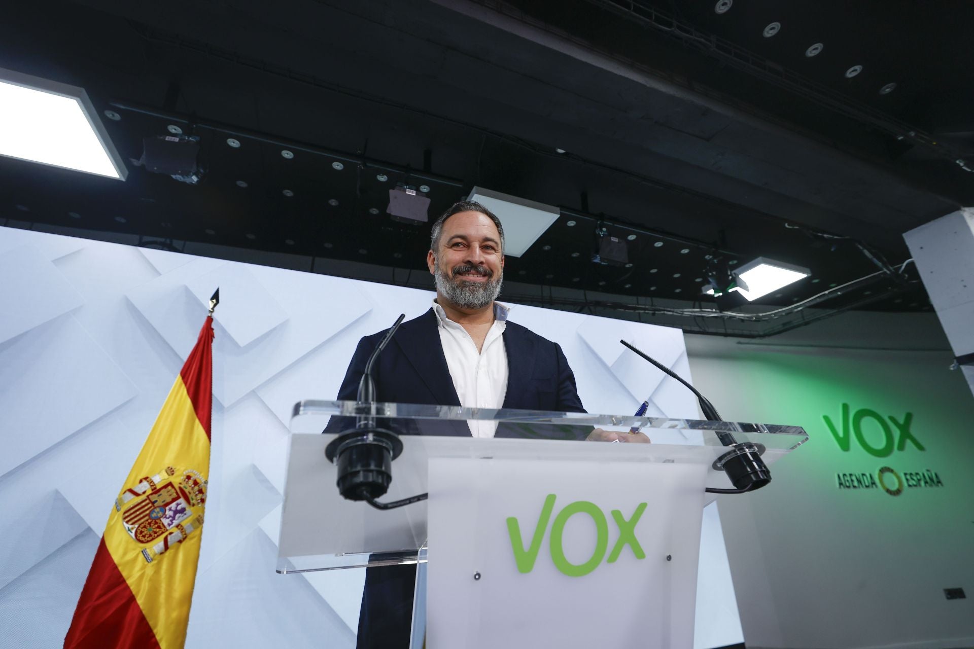 El líder de Vox, Santiago Abascal, da una rueda de prensa tras la reunión del Comité de Acción Política del partido, este lunes, en la sede de la formación política en Madrid