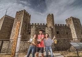 Jóvenes delante del Castillo de Montemayor del Río.