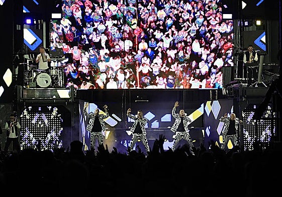 Actuación de la orquesta Panorama en Castellanos de Villiquera.