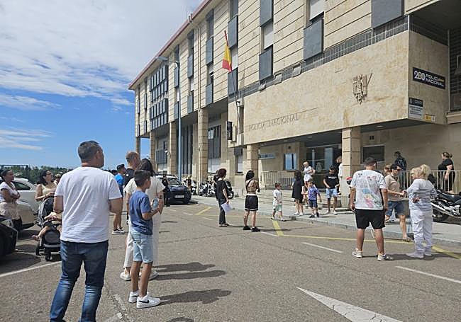 Usuarios de la comisaría esperan fuera del edificio.