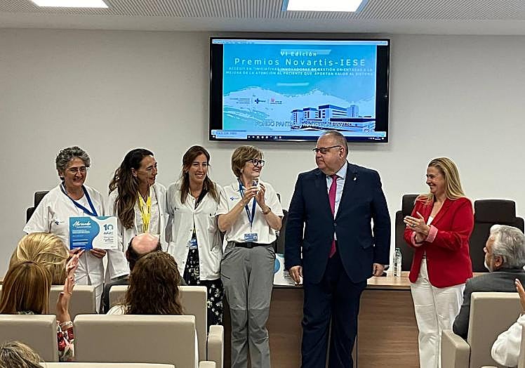 Representantes del proyecto, el consejero de Sanidad de Castilla y León y Natividad Calvente de Novartis España.