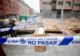 Imagen de archivo de una accidente laboral de un trabajador en una zanja para la instalación de tuberías.