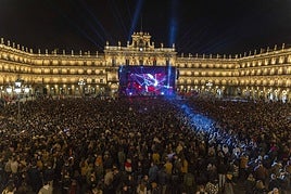 Escenario y pantalla en un evento en la Plaza Mayor.