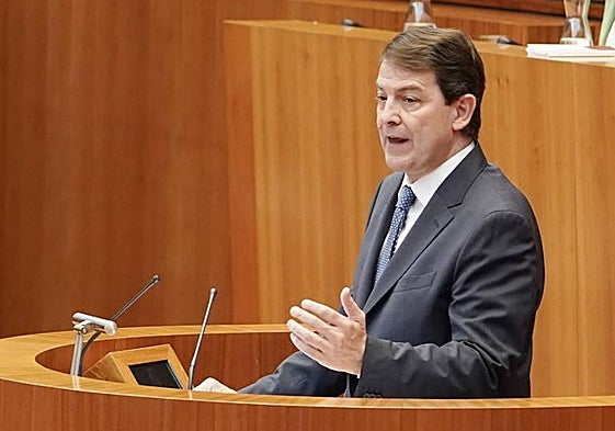 Mañueco, durante un pleno en las Cortes.