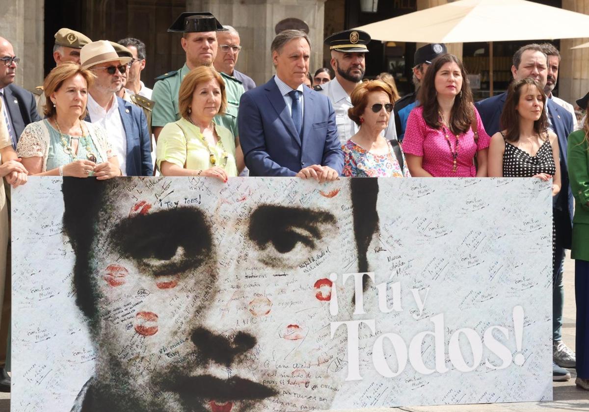 Foto de grupo en el acto realizado en memoria de Miguel angel blanco.