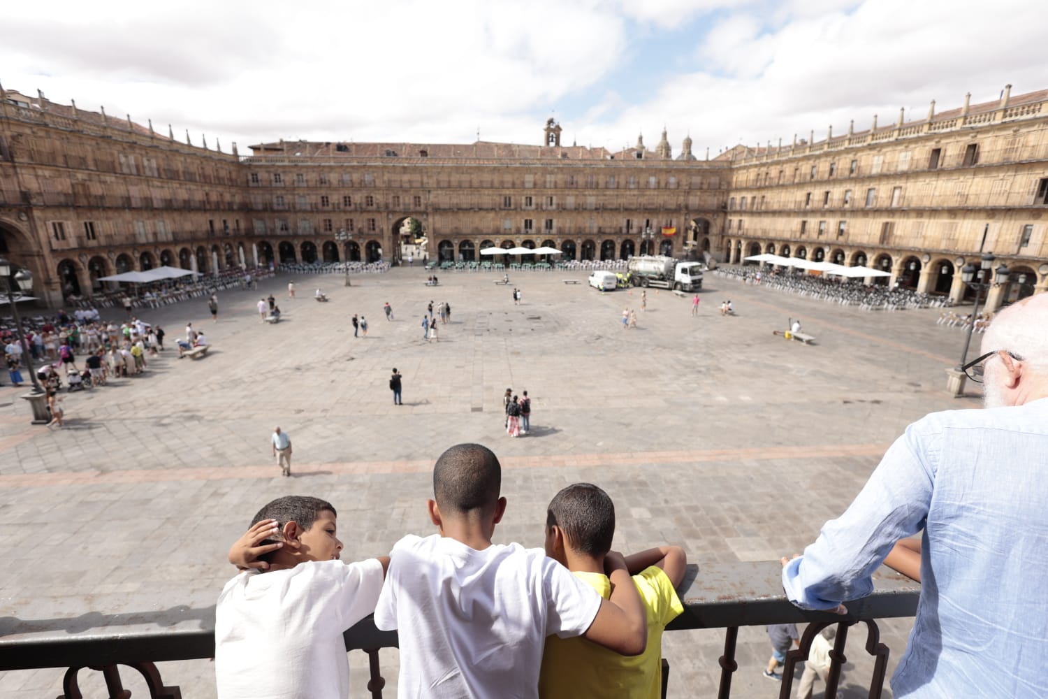 Carbayo recibe a los niños saharauis, en imágenes