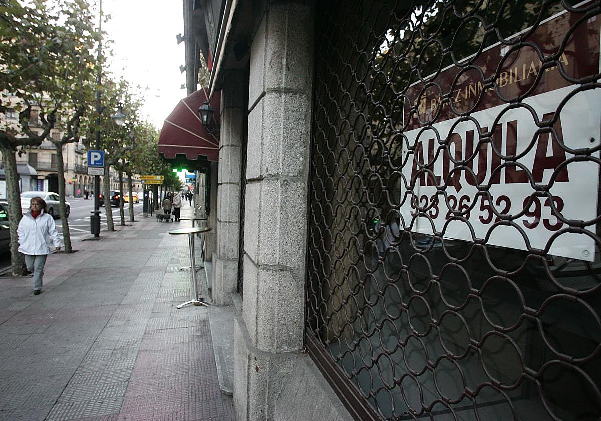 Imagen de archivo de un local comercial en alquiler en el centro de Salamanca.