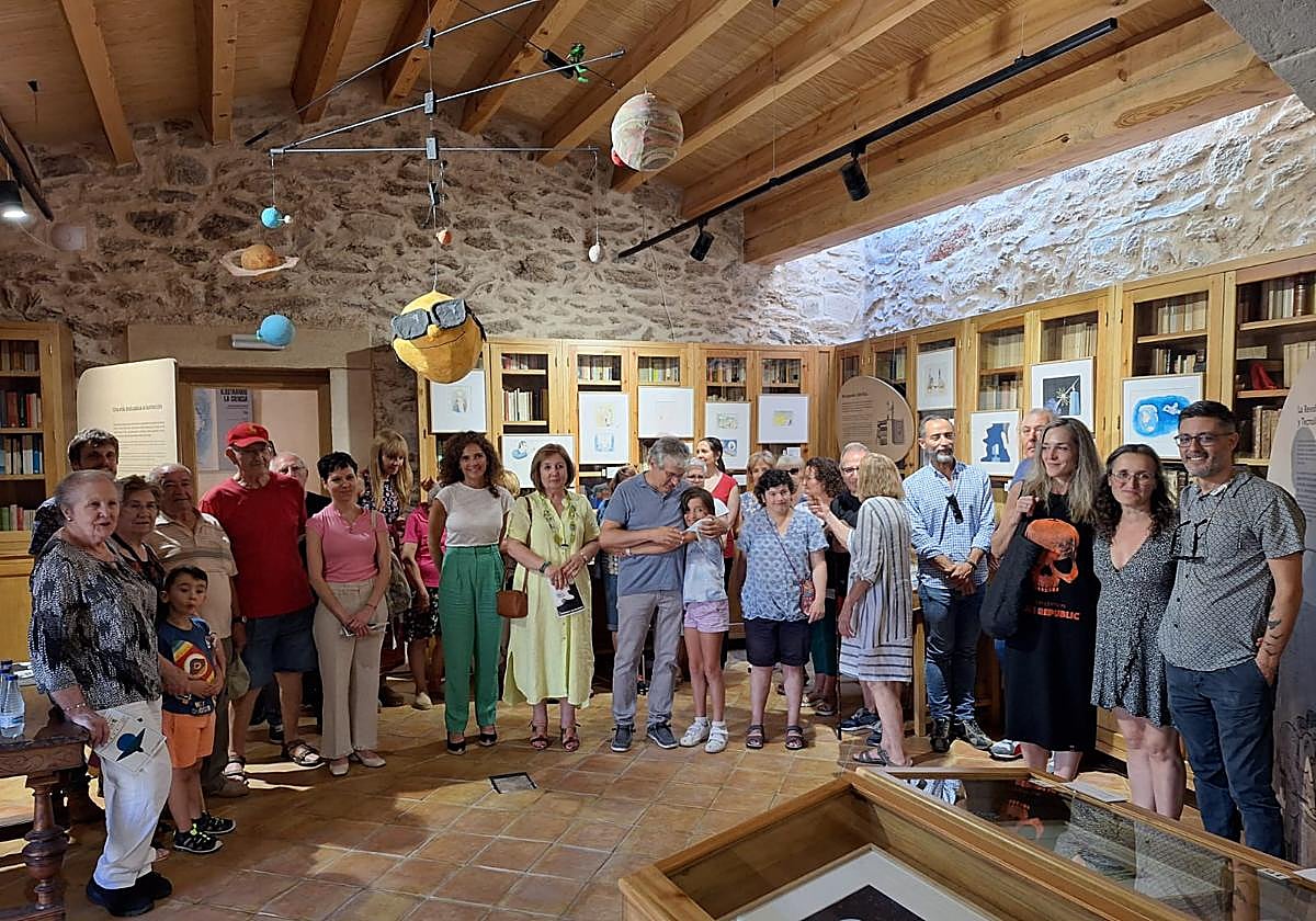 Foto de grupo de los asistentes a la presentación de la exposición 'Ilustrando la ciencia. Krahn: dibujos para reflexionar'.