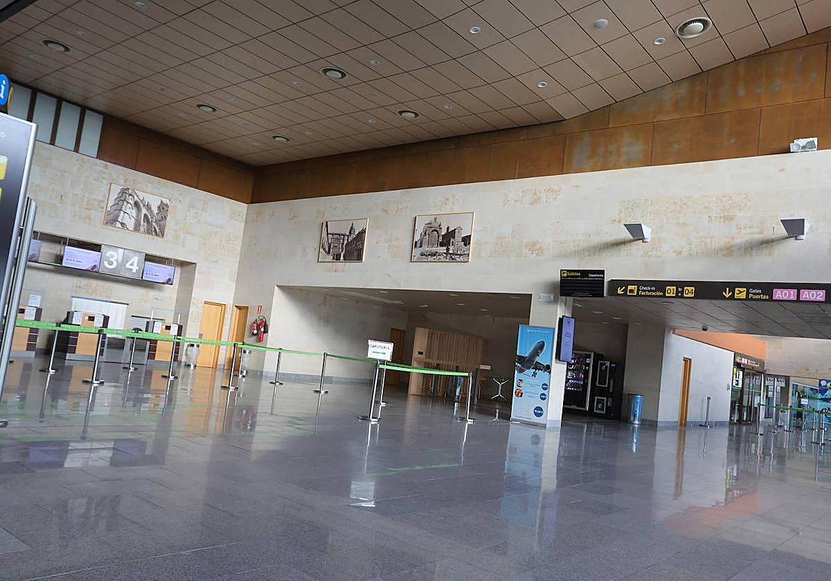 Interior del aeropuerto de Matacán.