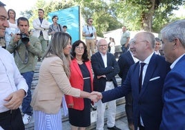 Laura Vicente, alcaldesa de Fuentes de Oñoro, saluda a ministro de agricultura portugués, Jose Manuel Fernandes