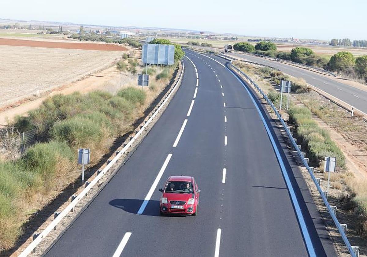 Un coche circula por una autovía en Salamanca