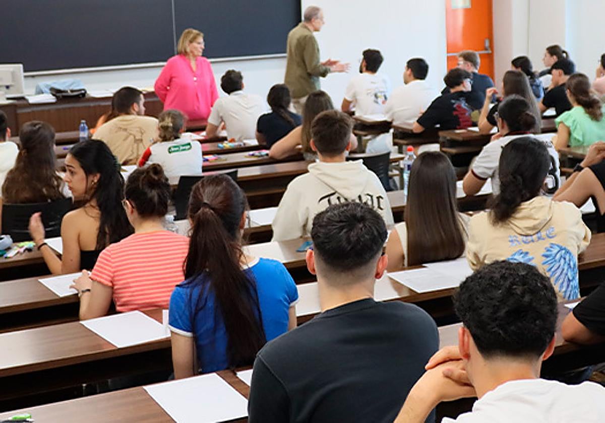 Estudiantes realizando la EBAU