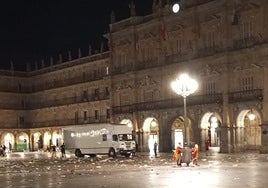 Varios seguidores de la selección abandonan la Plaza Mayor de Salamanca, ya sin la pantalla.