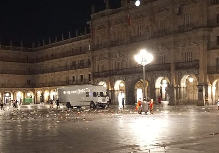 Varios seguidores de la selección abandonan la Plaza Mayor de Salamanca, ya sin la pantalla.