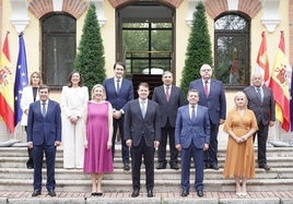 Alfonso Fernández Mañueco, en el centro, con el nuevo equipo gobierno regional.