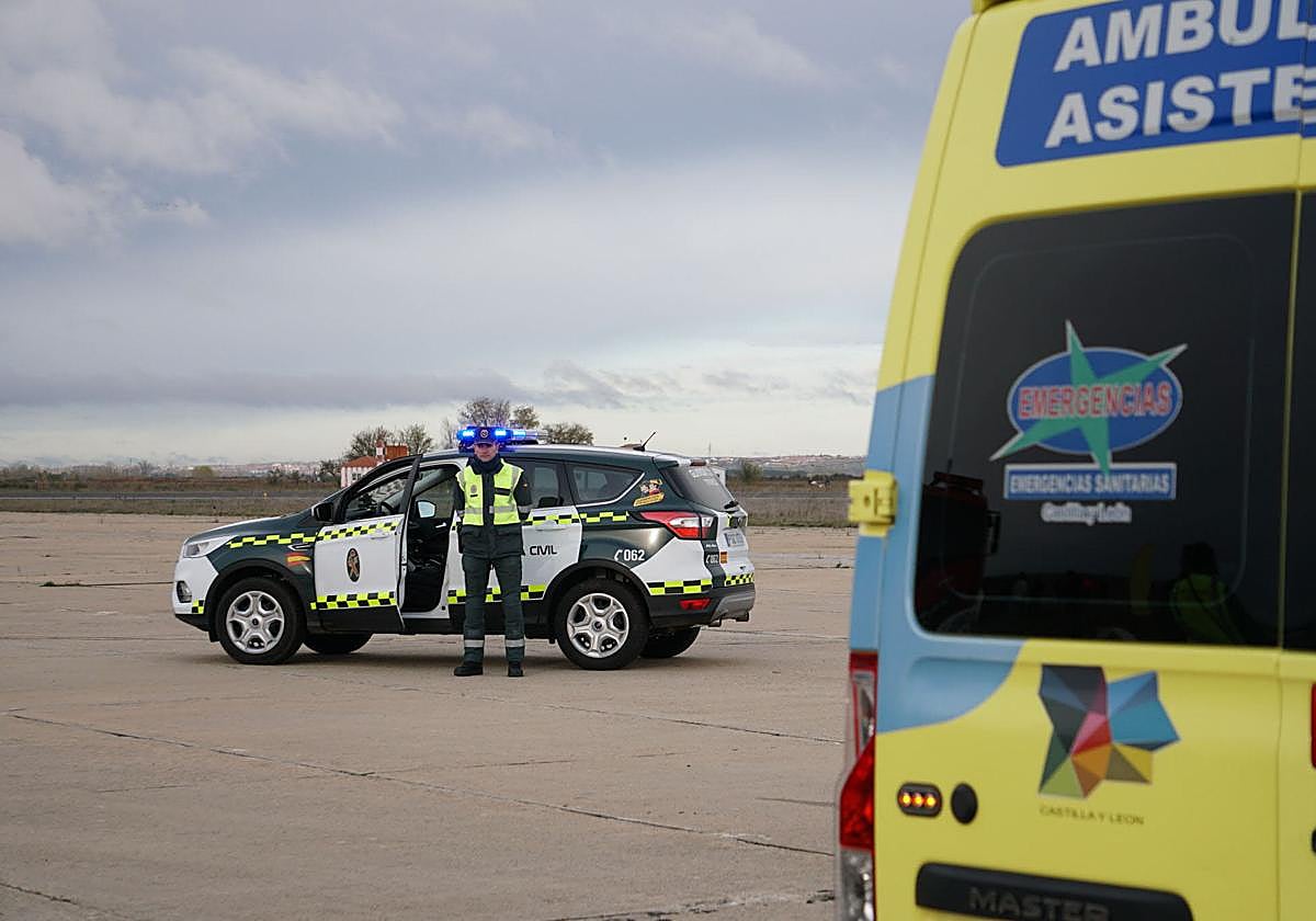 Una imagen de archivo de un coche de la Guardia Civil de Tráfico y una ambulancia del Sacyl.