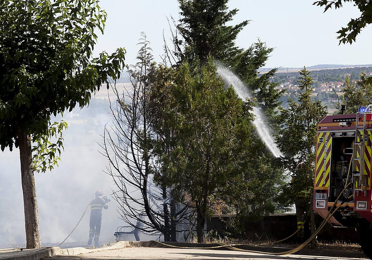 Los bomberos tratan de apagar el incendio en Cabrerizos.