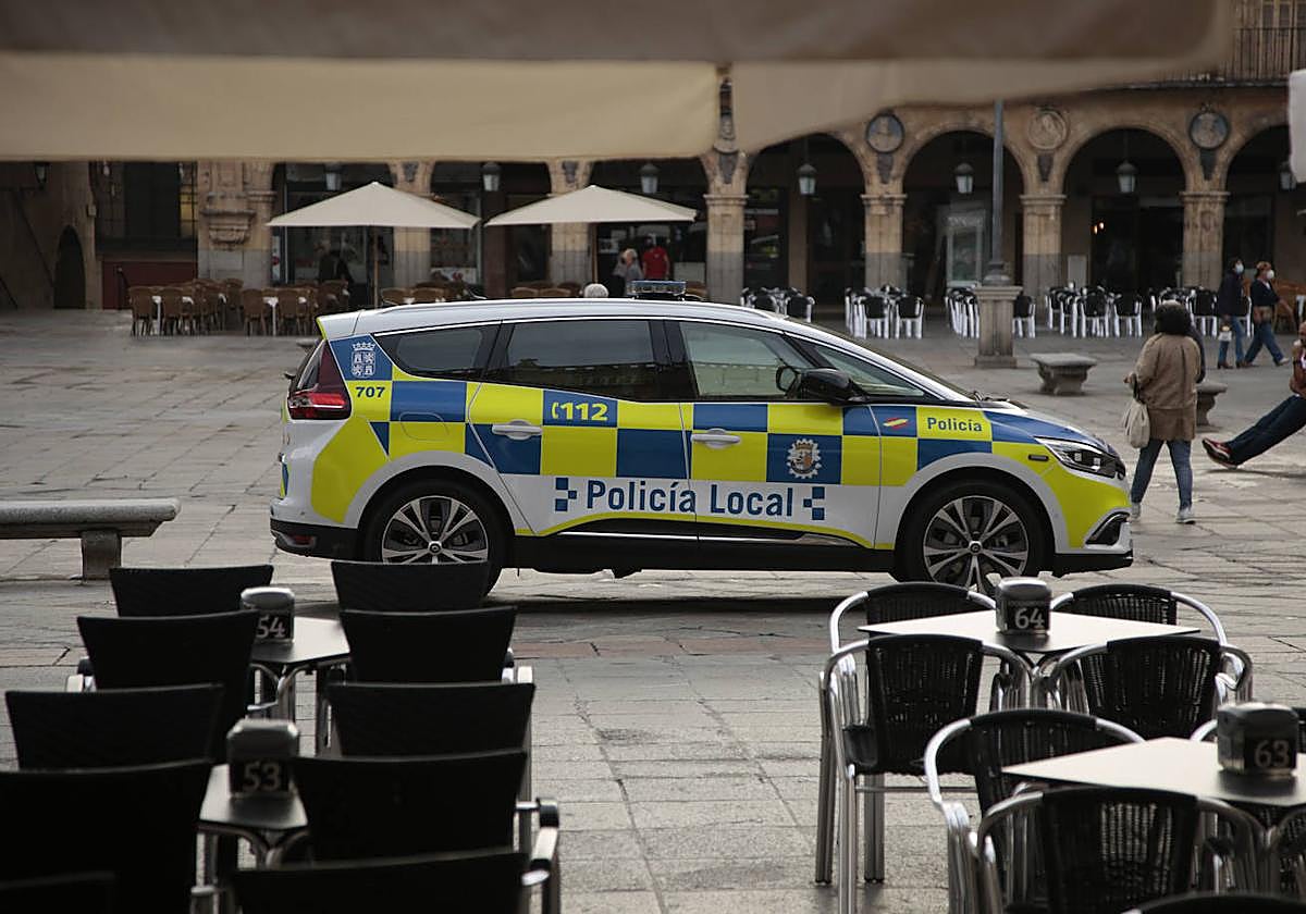Terrazas y una patrulla de Policía Local en la Plaza Mayor