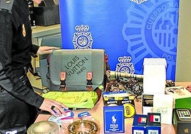 Varios productos falsificados requisados por la Policía Nacional.