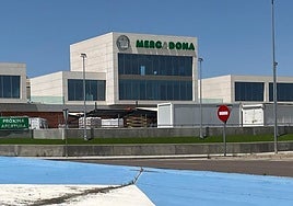 El nuevo Mercadona de Vistahermosa ya luce sus letras en la fachada.