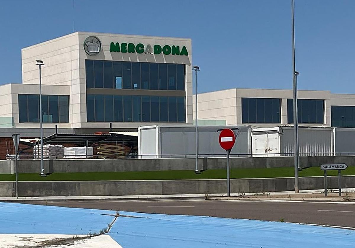 El nuevo Mercadona de Vistahermosa ya luce sus letras en la fachada.