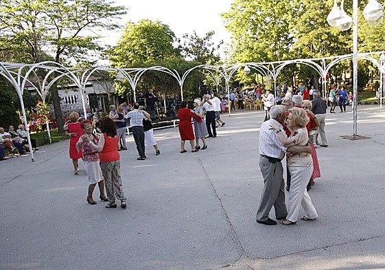 Varias parejas bailando en el parque de los Jesuitas