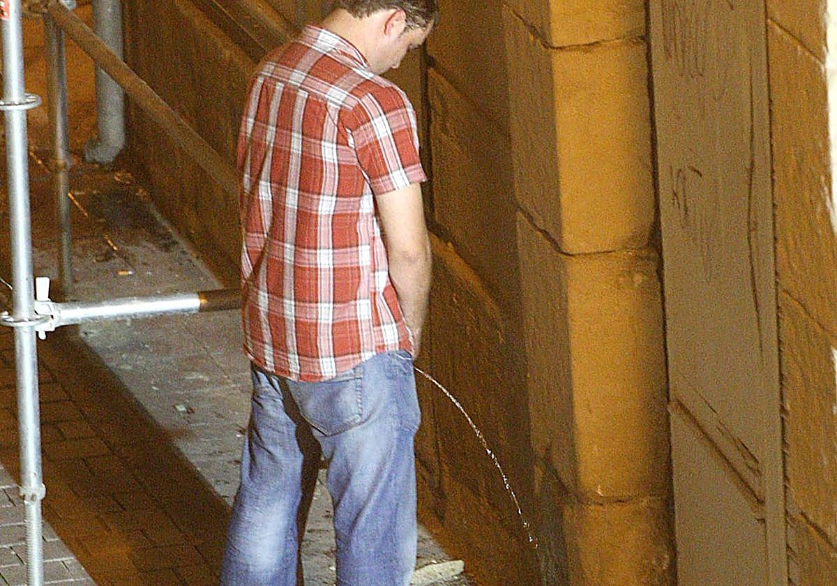 Un joven micciona en una calle en una imagen de archivo.