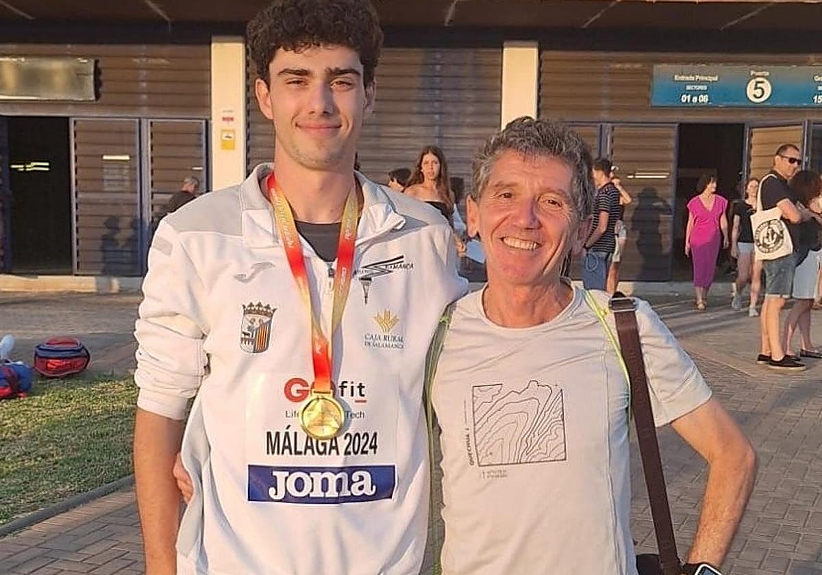 Álvaro González, con su entrenador Miguel Ángel Rivero.