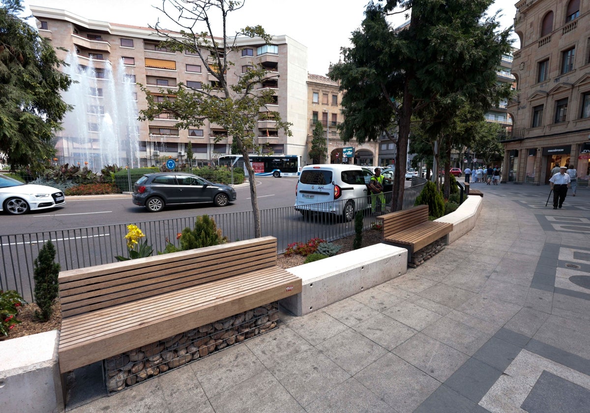Imagen principal - Tres ubicaciones próximas al centro de la ciudad de las que se han retirado aparcamientos de bici que han de reponerse.