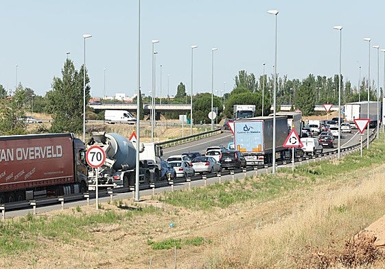 Retenciones kilométricas en la rotonda del Lecrerc por un accidente