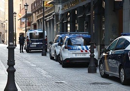 Varios coches de la Policía Local y de la Nacional en Salamanca en una imagen de archivo.