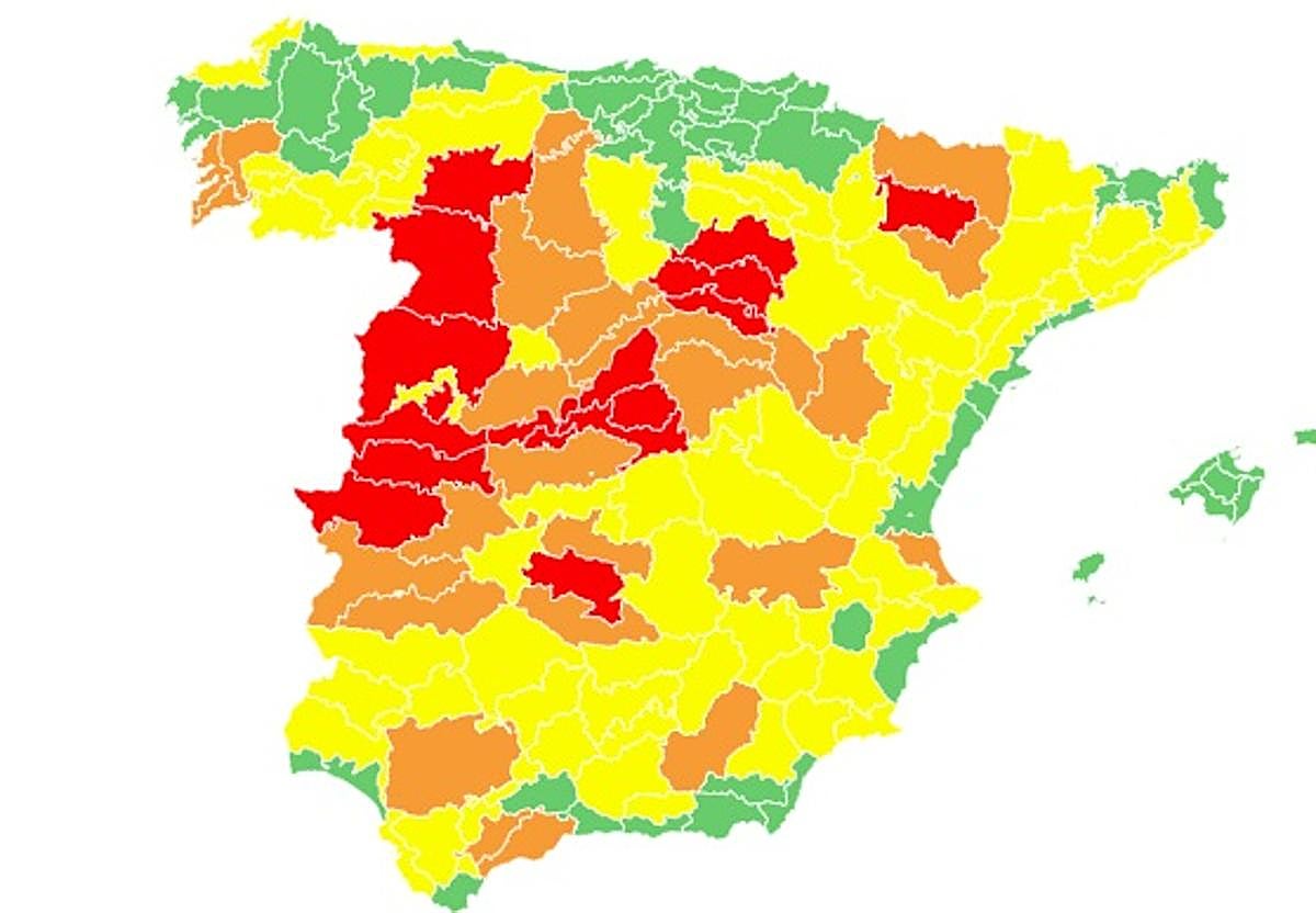 Mapa de niveles de riesgo para la salud por altas temperaturas, con Salamanca en el nivel rojo, el más alto.
