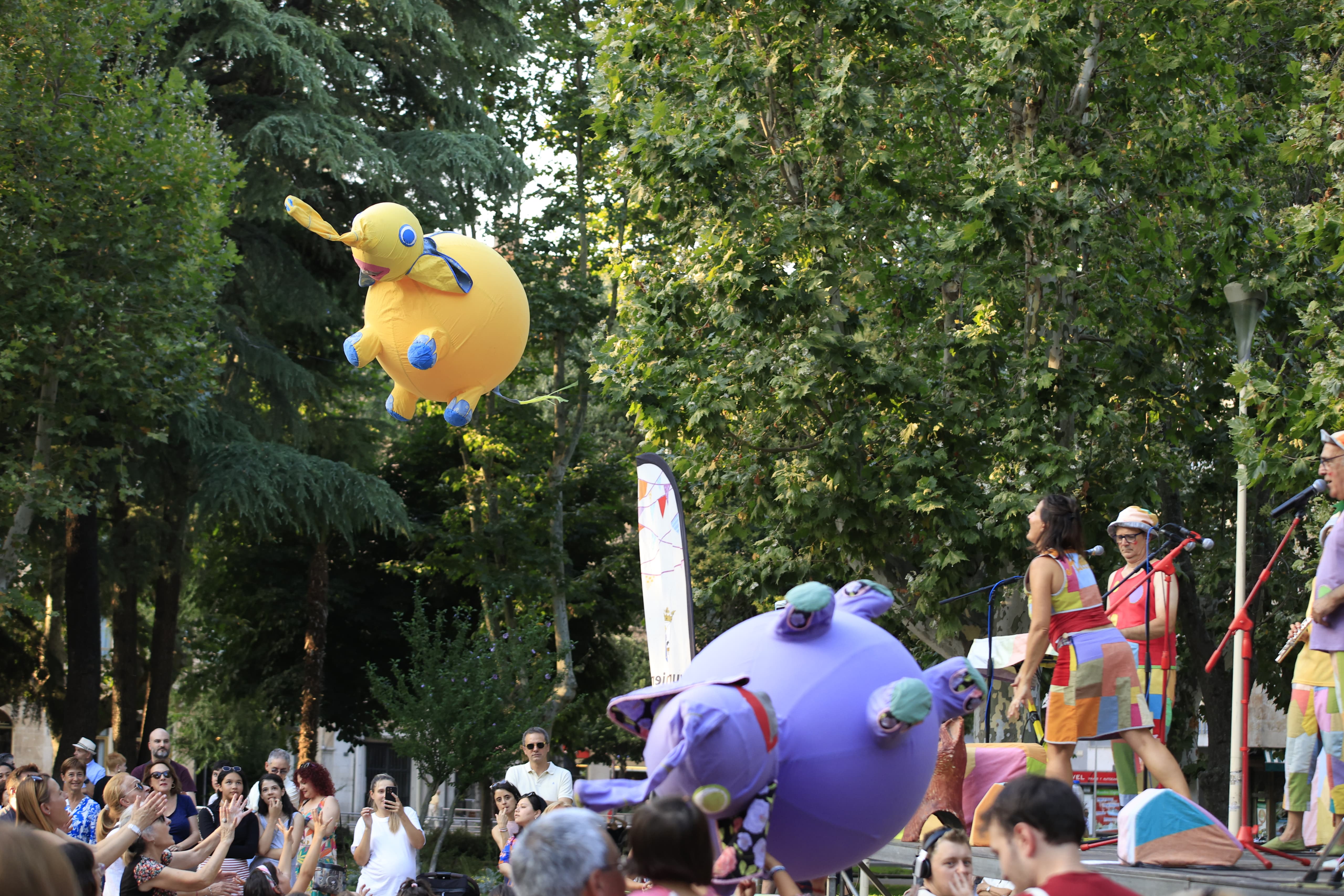 Mayores y pequeños disfrutan en La Alamedilla del Día del Abuelo