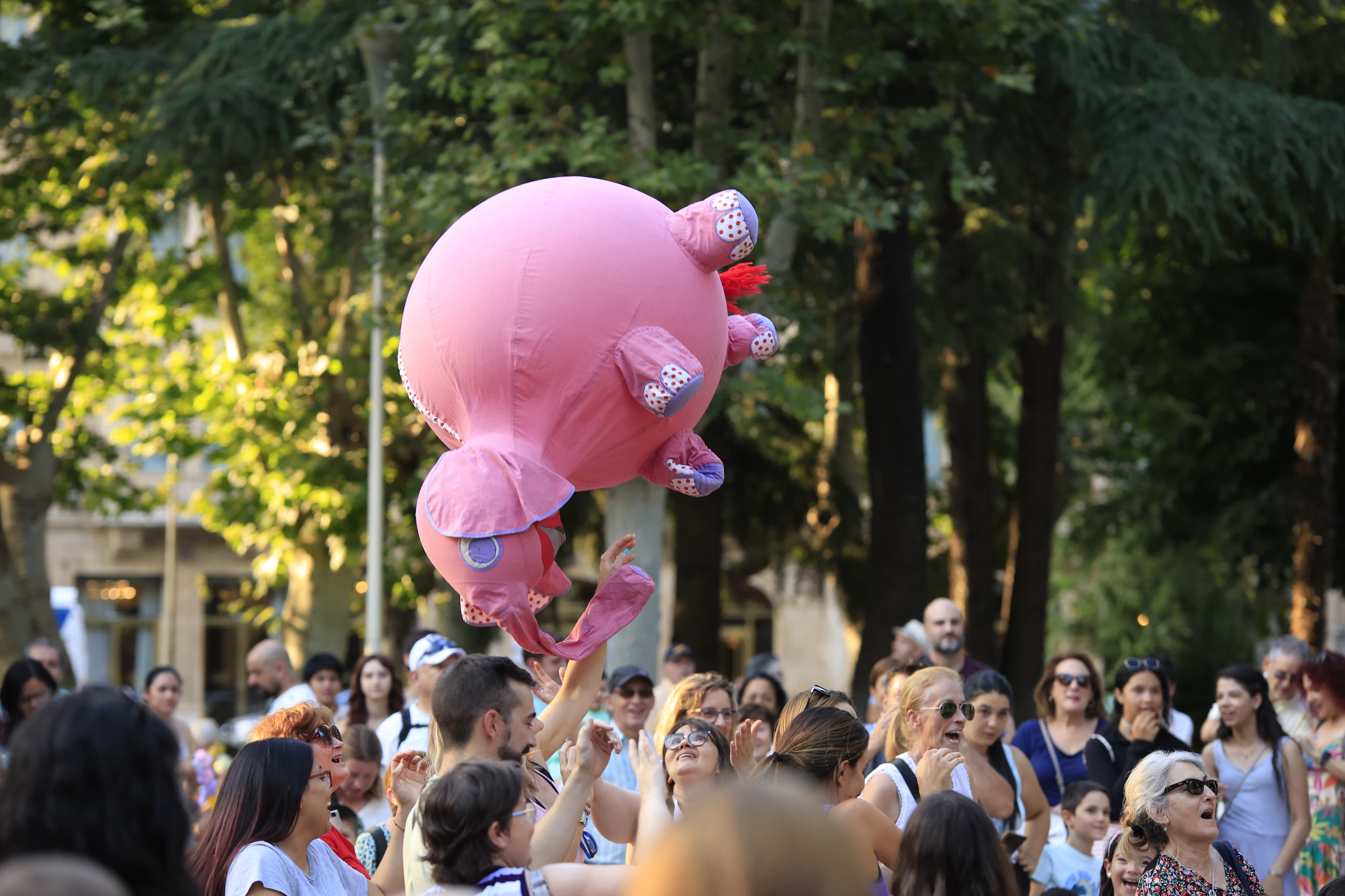 Mayores y pequeños disfrutan en La Alamedilla del Día del Abuelo