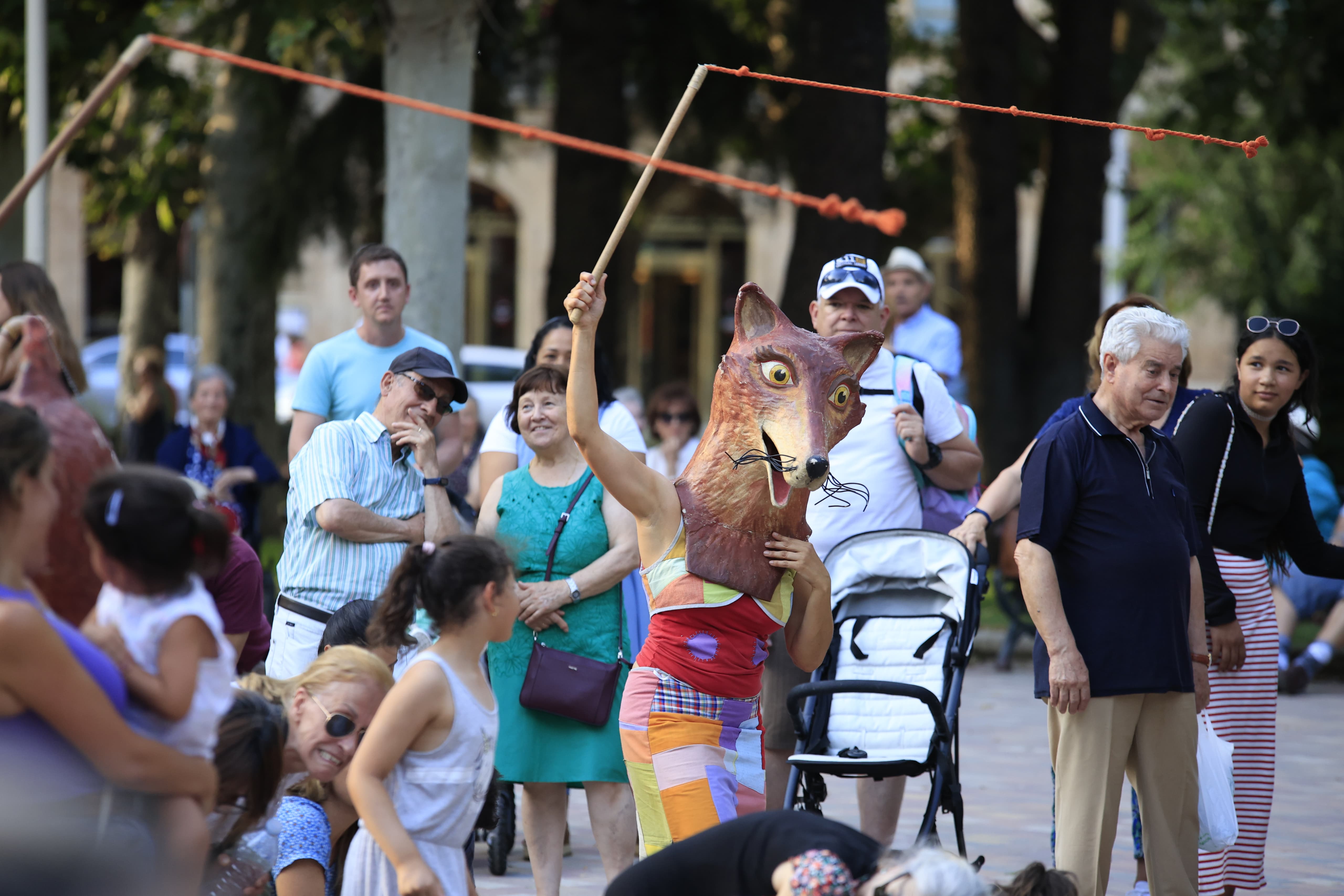 Mayores y pequeños disfrutan en La Alamedilla del Día del Abuelo