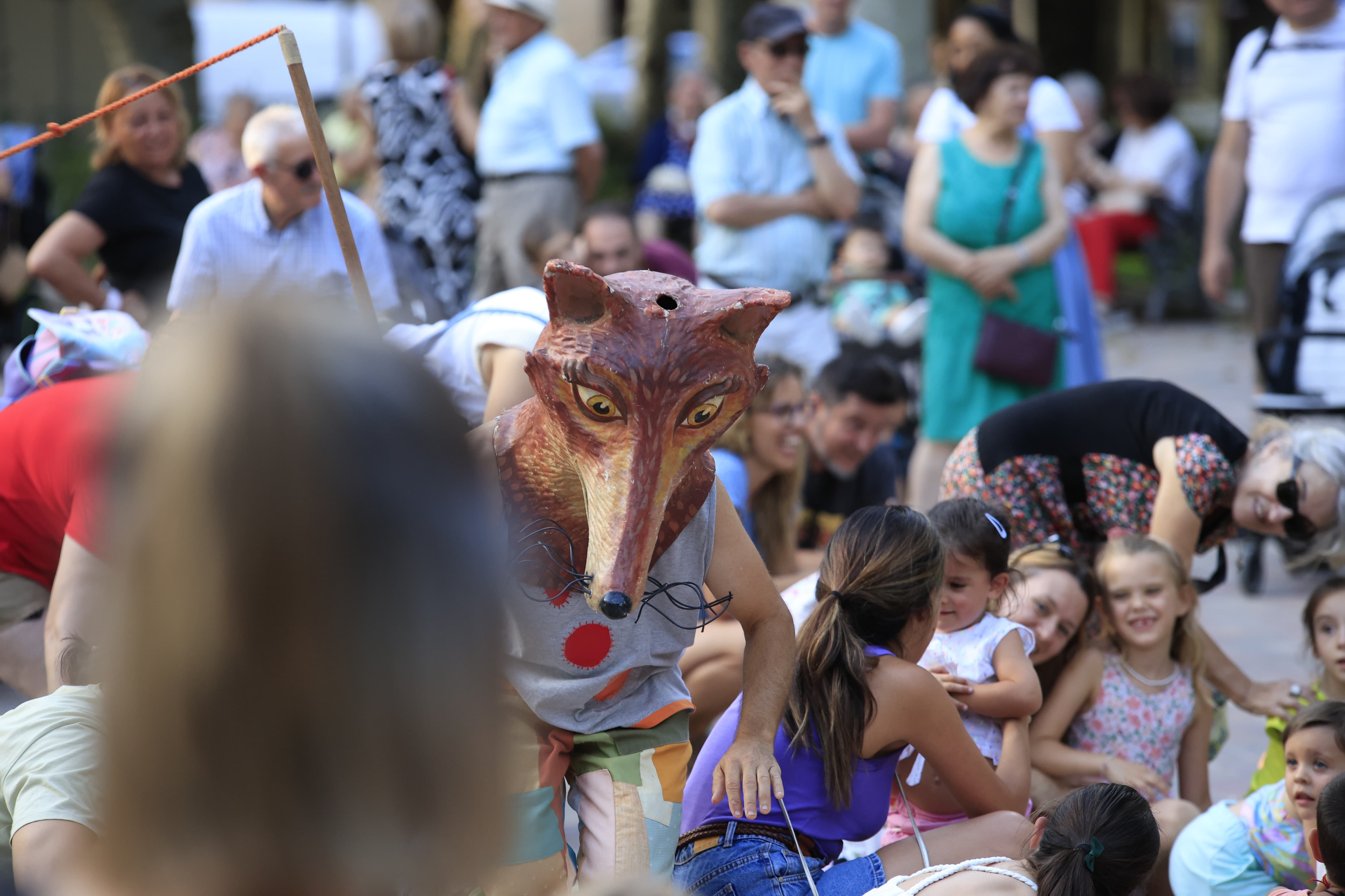 Mayores y pequeños disfrutan en La Alamedilla del Día del Abuelo
