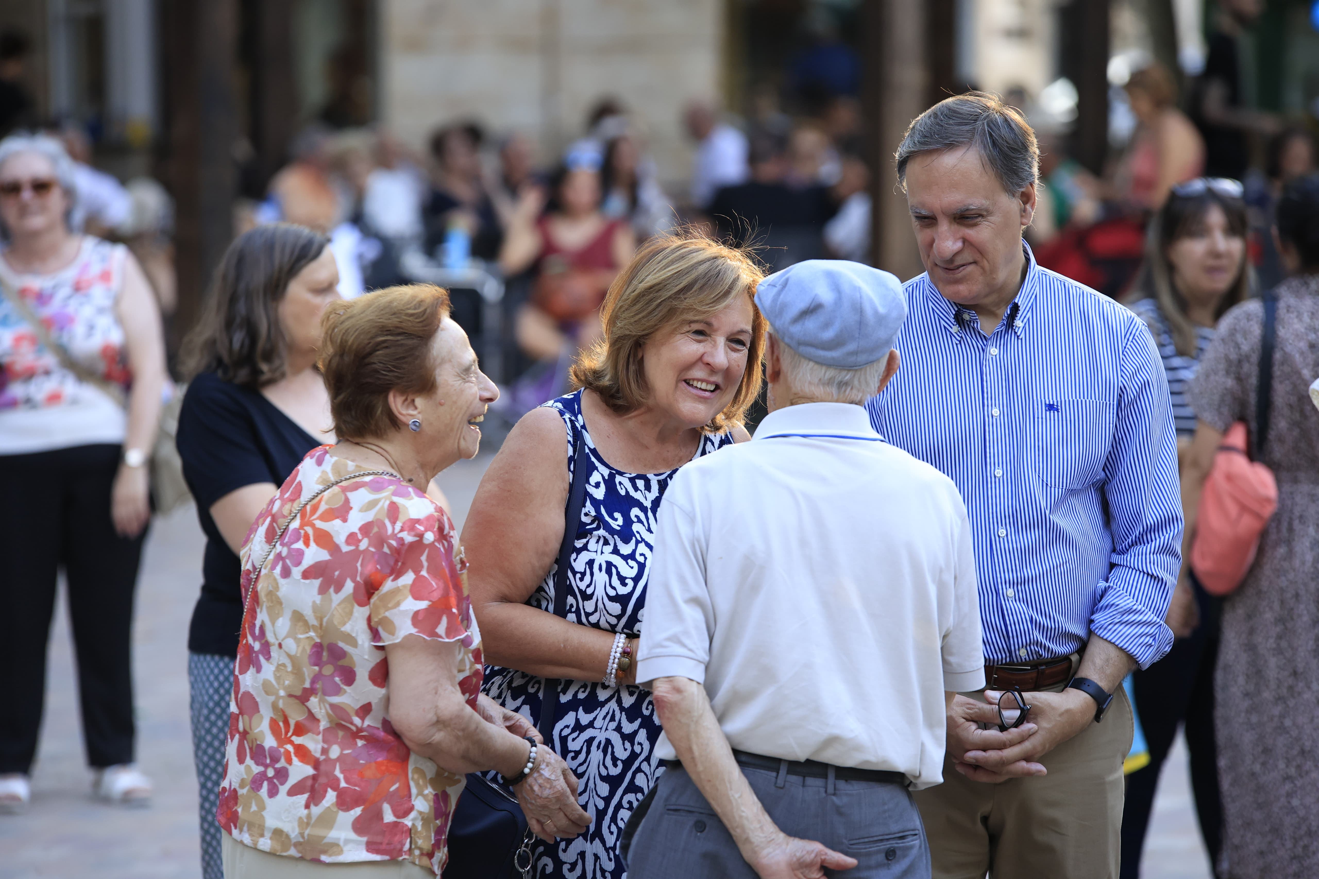 Mayores y pequeños disfrutan en La Alamedilla del Día del Abuelo