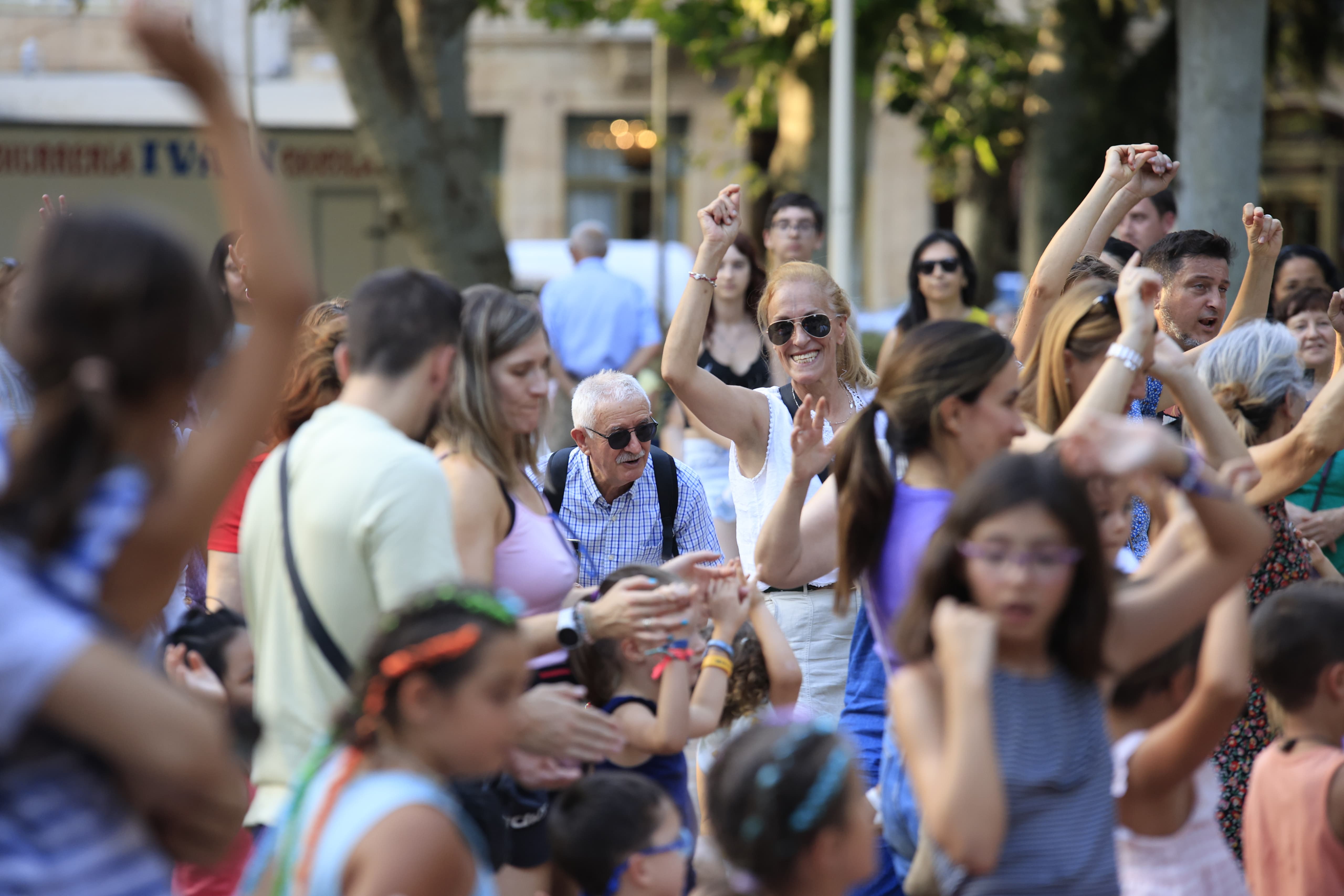 Mayores y pequeños disfrutan en La Alamedilla del Día del Abuelo