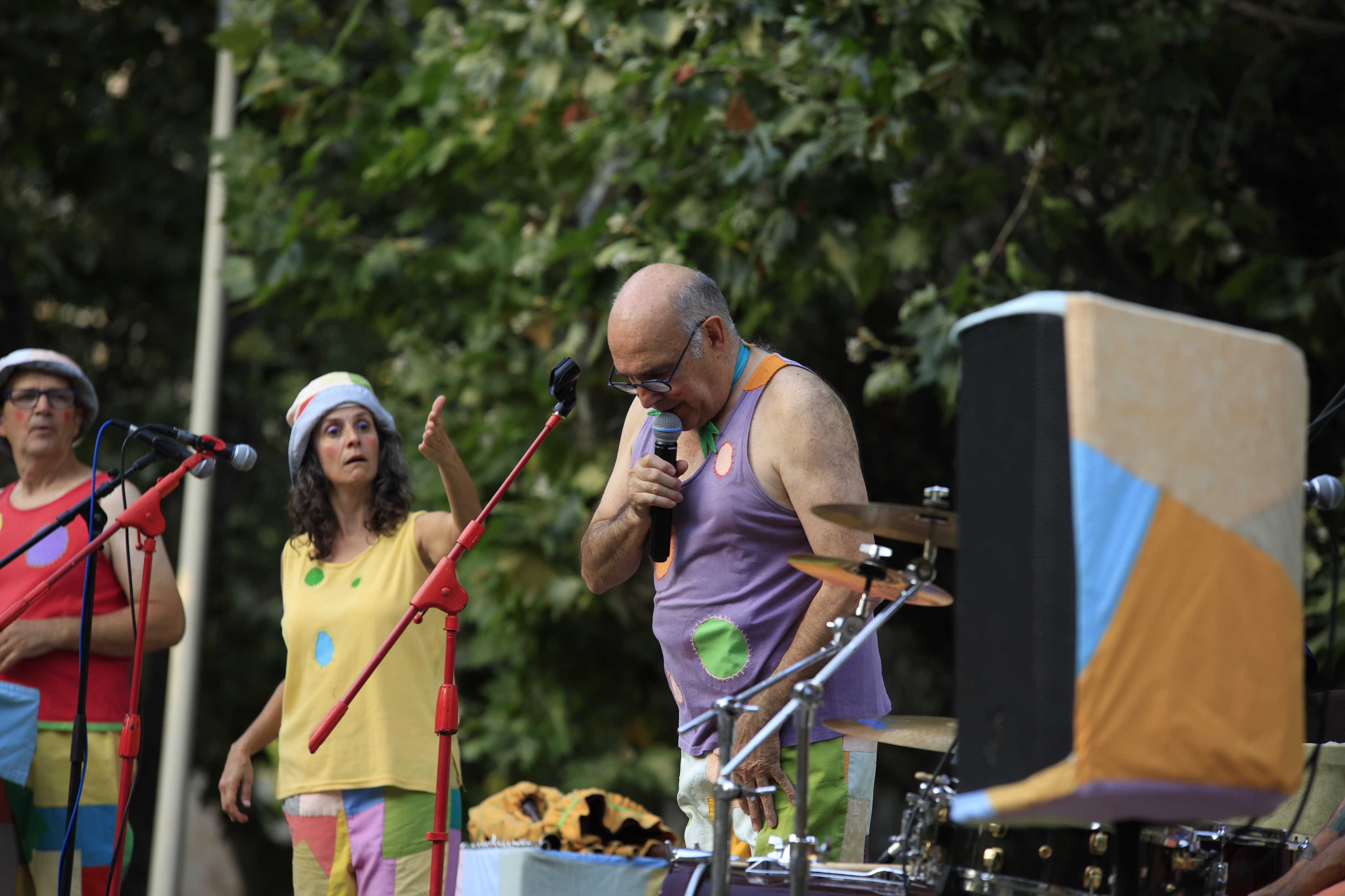 Mayores y pequeños disfrutan en La Alamedilla del Día del Abuelo