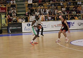 Mark Hetor Mensah, durante un encuentro con el Perfumerías Avenida Xoborg.