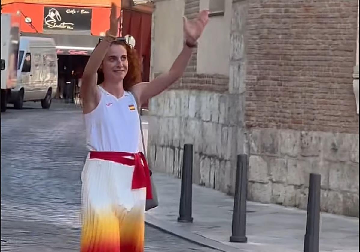 Lorena Martín simula saludar a los espectadores de la ceremonia inaugural de los Juegos Olímpicos por las calles de Valladolid.
