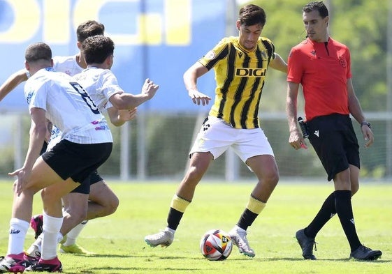 Curro, con el balón, durante un partido con el filial del Cádiz.