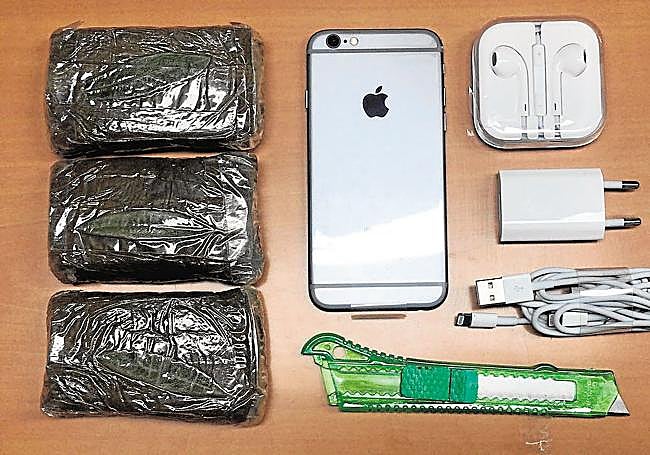 Cargador, móvil, auriculares, un cúter y droga incautados a un recluso.